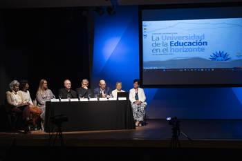 Nirian Carbajal, Martina Bailón, Laura Donya, Walter Fernández, Pablo Caggiani, Adrián Cannellotto, Rebecca Castellanos y Rosa María Torres, el 18 de setiembre, en la Biblioteca Nacional. · Foto: Rodrigo Viera Amaral