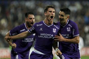 Lucas Agazzi y José Álvarez de Defensor Sporting festejan el primer tanto de su equipo frente a Danubio por la octava fecha del torneo Clausura, el 19 de setiembre, en el estadio Luis Franzini. · Foto: Rodrigo Viera Amaral