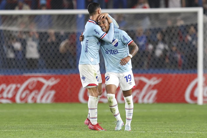 Emiliano Ancheta y Juan Cruz De Los Santos, tras convertir el tercer gol de Nacional. · Foto: Rodrigo Viera Amaral
