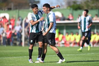 Franco Suárez e Iván Manzur, de Racing, en el Parque Roberto. (archivo, setiembre de 2025) · Foto: Alessandro Maradei
