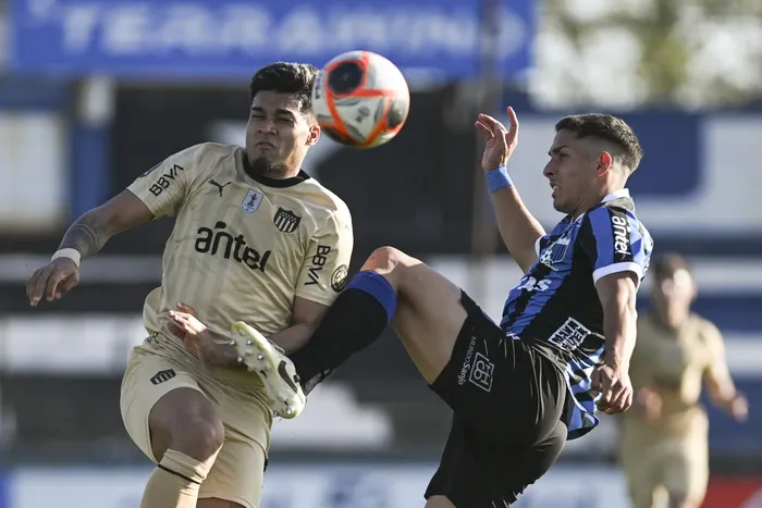 Matías Arezo, de Peñarol, Enzo Castillo, de Liverpool. (archivo, setiembre de 2025) · Foto: Guillermo Legaria