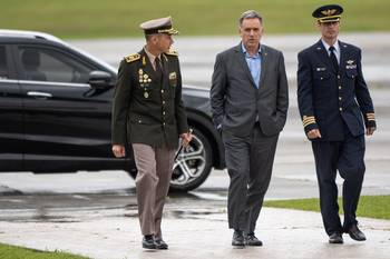 Yamandú Orsi, durante su llegada a la Base N° 1 de la Fuerza Aérea. · Foto: Gianni Schiaffarino