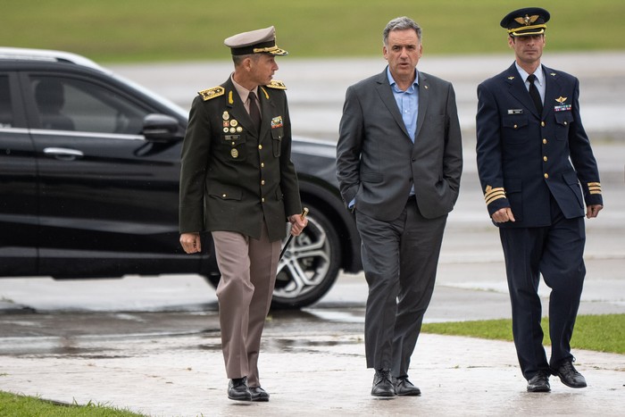Yamandú Orsi, durante su llegada a la Base n° 1 de la Fuerza Aérea. · Foto: Gianni Schiaffarino