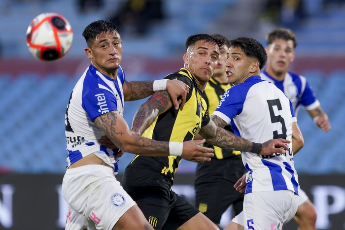 Mauro Brasil, de Cerro Largo, Javier Méndez, de Peñarol y Alan Di Pippa, de Cerro Largo, en el estadio Centenario. · Foto: Rodrigo Viera Amaral