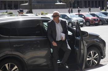 El ministro Carlos Negro a su llega a la Torre Ejecutiva para reunirse con el presidente Orsi. · Foto: Alessandro Maradei