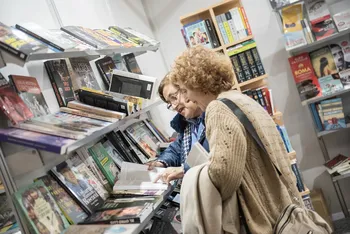 Durante la 47ª Feria Internacional del Libro, en el atrio de la Intendencia de Montevideo. · Foto: Hugo de León
