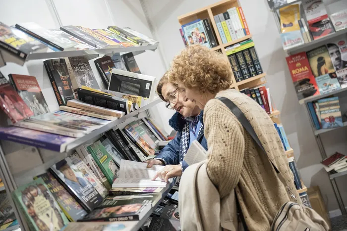 Durante la 47ª Feria Internacional del Libro, en el atrio de la Intendencia de Montevideo. · Foto: Hugo de León