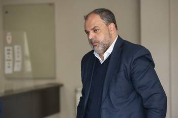 Charles Carrera a la salida de la sede judicial. · Foto: Alessandro Maradei