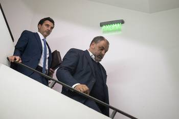 Charles Carrera y su abogado Juan González, el 30 de setiembre, en el juzgado de la calle Juan Carlos Gómez. · Foto: Alessandro Maradei