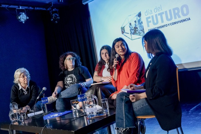 Mónica Xavier, Sol Despeinada, Victoria Marichal, Josefina González y Stephanie Demirdjian, el 1º de 
octubre, en el Centro Cultural de España. · Foto: Rodrigo Viera Amaral
