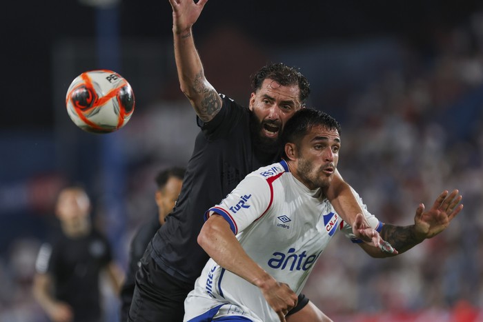 Nicolas Bertocchi, de Cerro Largo, y Maximiliano Gòmez, de Nacional, en el estadio Gran Parque Central. Foto: Rodrigo Viera Amaral (archivo, octubre de 2025)