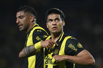 Matías Arezo, de Peñarol tras convertir el primer gol ante Danubio, el 5 de octubre, en el estadio Campeón del Siglo. · Foto: Gianni Schiaffarino