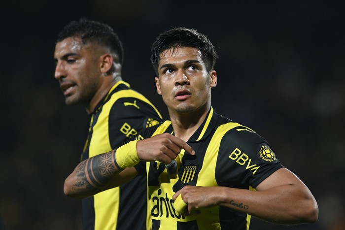 Matías Arezo, de Peñarol tras convertir el primer gol ante Danubio, el 5 de octubre, en el estadio Campeón del Siglo. · Foto: Gianni Schiaffarino