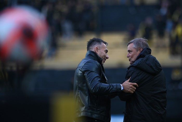 Gustavo Matosas, y Diego Aguirre, el 5 de octubre, en el estadio Campeón del Siglo. · Foto: Gianni Schiaffarino