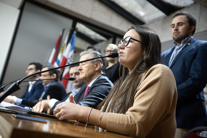 Paula de Armas durante la conferencia de prensa del partido colorado, en el Anexo del Palacio Legislativo. · Foto: Gianni Schiaffarino