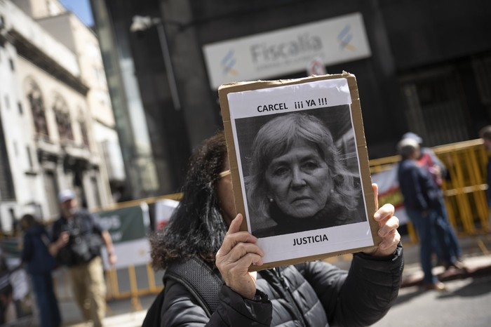 Damnificados de Conexión Ganadera frente a Fiscalía, en Ciudad Vieja. · Foto: Gianni Schiaffarino