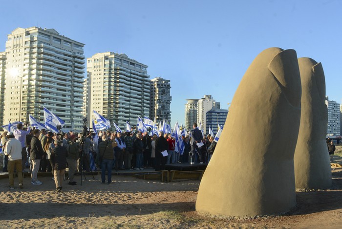 Manifestación de la Comunidad Judía en Punta del Este (CIPEMU), en el monumento “Los Dedos”, en la parada 1 de playa Brava. · Foto: Virginia Martínez  Díaz