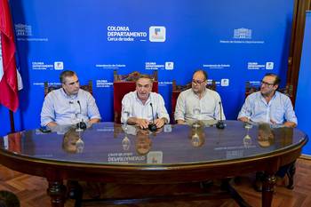 Pablo Ferreri, presidente de OSE; Guillermo Rodríguez, intendente de Colonia; Guillermo Caraballo y José Amy, vicepresidente y director de OSE, respectivamente, durante la conferencia en la Intendencia de Colonia. · Foto: Ignacio Dotti