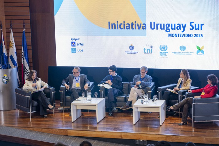 Raquel Artecona, Matías Kulfas, Baptiste Albertone, Carlos Bianchi, Cecilia Plottier, Verena Hitner, el 8 de octubre, en el anexo de Torre Ejecutiva. · Foto: Rodrigo Viera Amaral