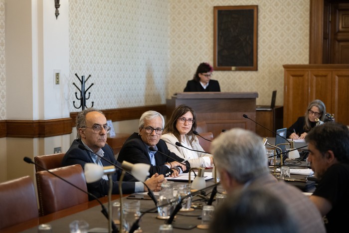 Hugo Barreto, Juan Castillo y Graciela Barrios previo a la Comisión de Asuntos Laborales del Senado, el 9 de octubre, en el Palacio Legislativo. · Foto: Gianni Schiaffarino
