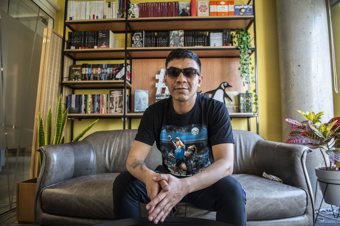Foto principal del artículo 'César González y sus novelas sobre infancia y delincuencia: “Me da bronca que con sólo ser verosímil lo mío resulte tan novedoso”' · Foto: Diego Vila