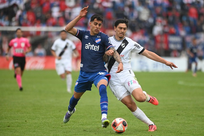 Emiliano Velázquez, de Danubio, y Gonzalo Petit, de Nacional (archivo, junio de 2025). · Foto: Alessandro Maradei