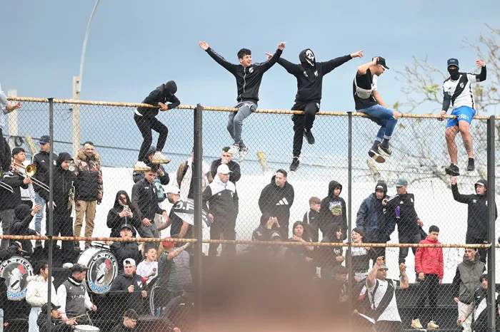Hinchada de Danubio (archivo, octubre de 2025). · Foto: Alessandro Maradei