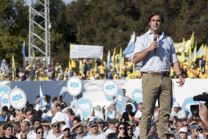 Luis Lacalle Pou, en el acto lanzamiento de su campaña como precandidato del Partido Nacional, en el Parque Viera, en Montevideo (archivo, marzo de 2019)


 · Foto: Federico Gutiérrez