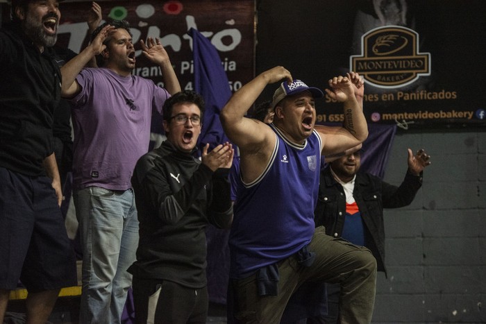 Hinchas de Defensor Sporting. (Archivo, octubre de 2025). · Foto: Diego Vila