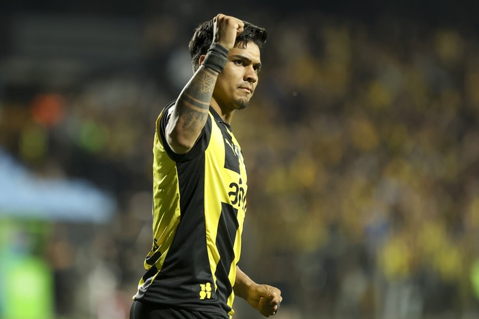 Matías Arezo, jugando para Peñarol, durante un partido en el estadio Parque Viera (archivo, octubre de 2025). · Foto: Rodrigo Viera Amaral