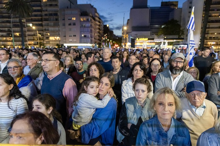 Concentración para recordar y homenajear a las víctimas de los ataques del 7 de octubre de 2023, en celebración del acuerdo de paz y pidiendo por el retorno de los cuerpos que aún faltan, el 16 de octubre, en la plaza Trouville. · Foto: Rodrigo Viera Amaral