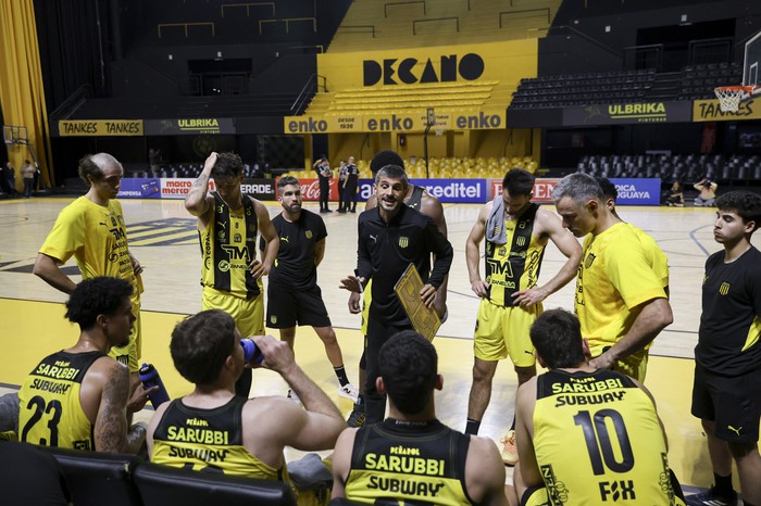 El entrenador de Peñarol, Leandro García Morales durante un tiempo en el partido ante Malvín. · Foto: Rodrigo Viera Amaral