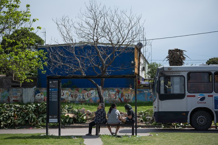 Parada de transporte capitalino, en el barrio Malvín Norte. · Foto: Gianni Schiaffarino