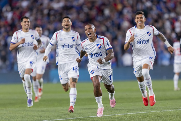 Rómulo Otero, de Nacional, tras convertir el tercer gol de su equipo. · Foto: Rodrigo Viera Amaral
