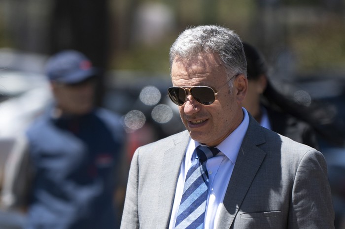 El presidente Yamandú Orsi cuando llegaba al Club de Golf. · Foto: Gianni Schiaffarino
