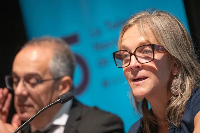 Erika Hoffman, durante el lanzamiento del ciclo "El cine de los uruguayos", el 21 de octubre de 2025, en la Sala B del auditorio Nelly Goitiño. · Foto: Gianni Schiaffarino