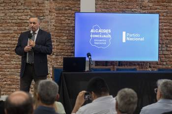 Álvaro Delgado durante el encuentro con alcaldes y concejales. · Foto: Alessandro Maradei