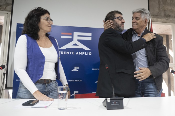 Adriana Barros, Fernando Pereira y Luis Puig, durante la conferencia de prensa de este miércoles, en la Huella de Seregni. · Foto: Gianni Schiaffarino