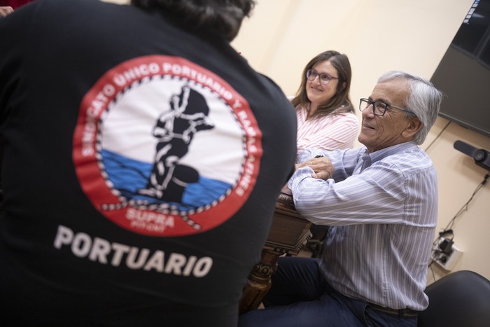 Marcela Barrios y Juan Castillo, este miércoles, durante la reunión bipartita junto a dirigentes del Sindicato Único Portuario y Ramas Afines, en la DINATRA. · Foto: Gianni Schiaffarino