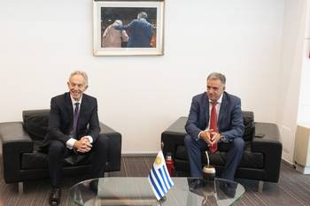 El presidente Yamandú Orsi y Tony Blair, el 22 de octubre, en la Torre Ejecutiva. · Foto: Alessandro Maradei