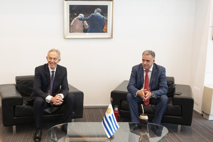 El presidente Yamandú Orsi junto a Tony Blair, este miércoles, en Torre Ejecutiva. · Foto: Alessandro Maradei