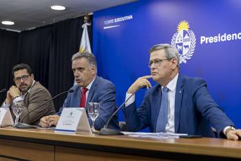 Alejandro Sánchez, Yamandú Orsi y Jorge Díaz, el 22 de octubre, en Torre Ejecutiva. · Foto: Rodrigo Viera Amaral