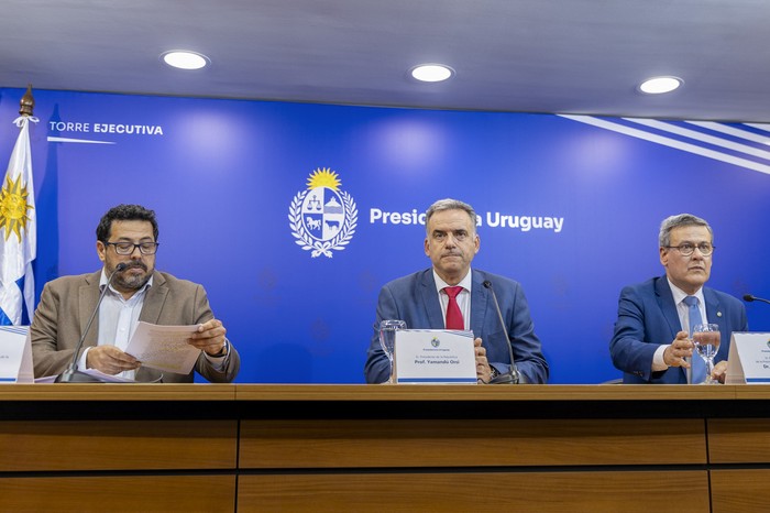 Alejandro Sánchez, Yamandú Orsi y Jorge Díaz, durante la conferencia en la que comunicaron la rescisión del contrato con Cardama, el 22 de octubre en Torre Ejecutiva. · Foto: Rodrigo Viera Amaral
