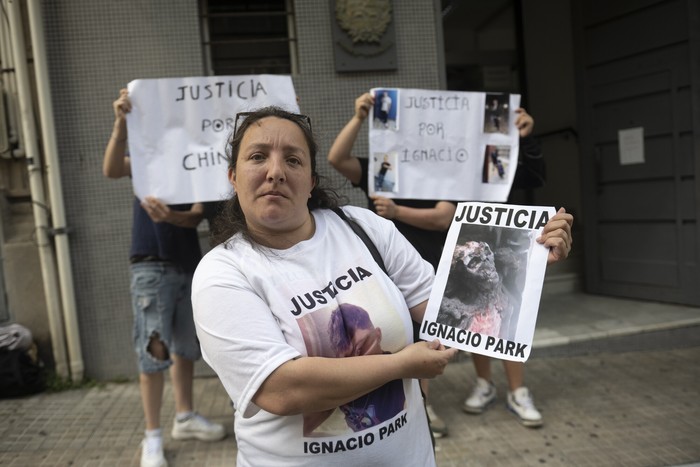 Daiana Carbajal, madre de Ignacio Ha Park, durante una movilización frente al juzgado de la calle Juan Carlos Gómez, en Montevideo (archivo, octubre de 2025). · Foto: Gianni Schiaffarino