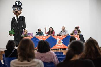 Juan Geymonat, Andrea Vigorito, Enrique Cal y Alejandra Pereira, el 23 de octubre, durante el lanzamiento de _Los de arriba_. · Foto: Diego Vila