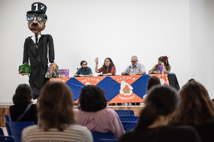 Juan Geymonat, Alejandra Pereira, Andrea Vigorito y Enrique Cal, el 23 de octubre, durante el lanzamiento de _Los de arriba_. · Foto: Diego Vila