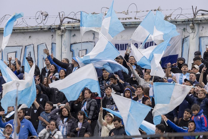 Hinchas de Cerro, el sábado en el estadio Luis Troccoli. · Foto: Rodrigo Viera Amaral