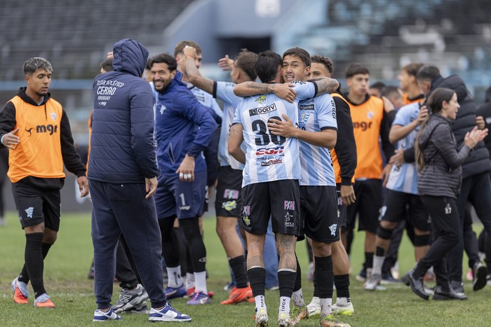 Festejo de Cerro tras ganarle a Peñarol  2 a 0  en el Estadio Monumental Luis Tróccoli por la 13º fecha del Torneo Clausura · Foto: Rodrigo Viera Amaral