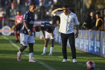 Pablo Peirano durante el partido ante Wanderers en el Parque Viera. · Foto: Gianni Schiaffarino