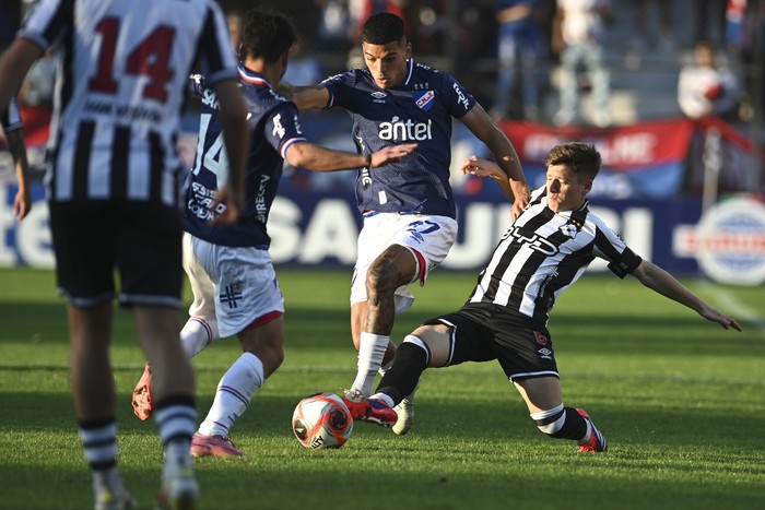 Diego Romero, de Nacional y Leandro Zazpe, de Wanderers, el 26 de octubre, en el Parque Alfredo Victor Viera · Foto: Gianni Schiaffarino